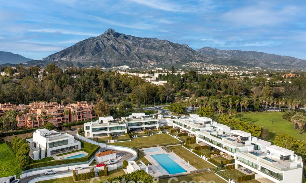 Ultramoderne halfvrijstaande villa met privétuin en -zwembad te koop aan de Golden Mile, Marbella 795017