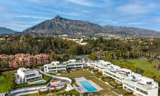 Ultramoderne halfvrijstaande villa met privétuin en -zwembad te koop aan de Golden Mile, Marbella 795017 