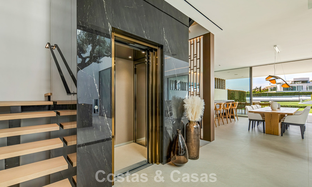 Ultramoderne halfvrijstaande villa met privétuin en -zwembad te koop aan de Golden Mile, Marbella 795019
