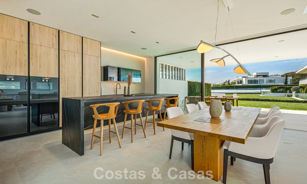 Ultramoderne halfvrijstaande villa met privétuin en -zwembad te koop aan de Golden Mile, Marbella 795020