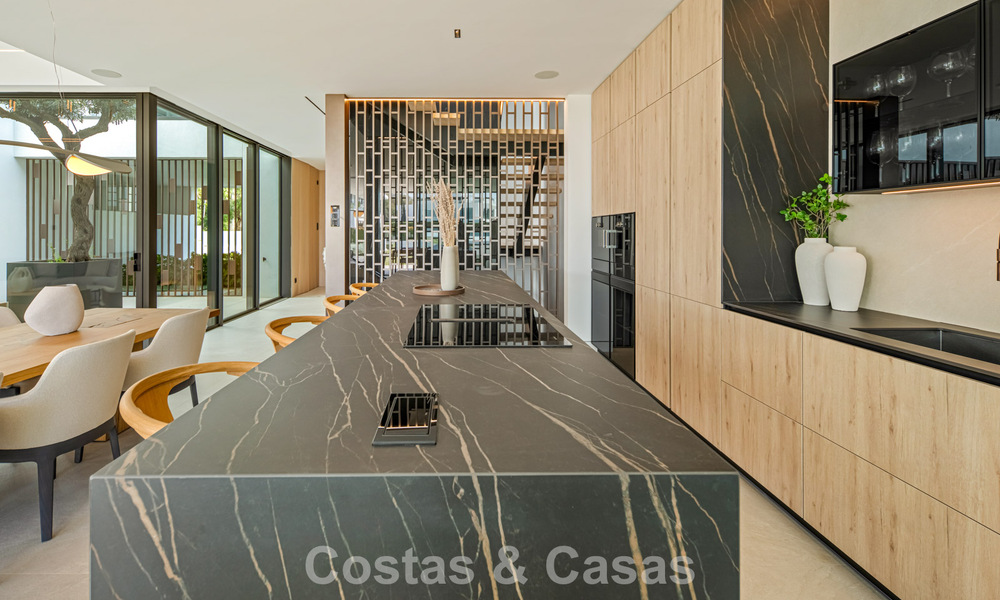Ultramoderne halfvrijstaande villa met privétuin en -zwembad te koop aan de Golden Mile, Marbella 795024