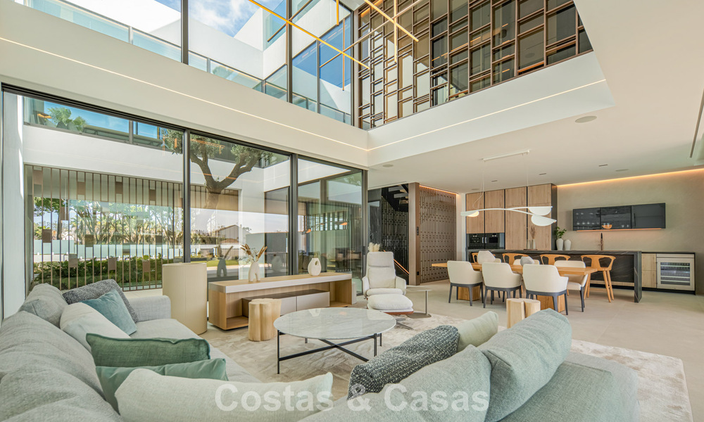 Ultramoderne halfvrijstaande villa met privétuin en -zwembad te koop aan de Golden Mile, Marbella 795029