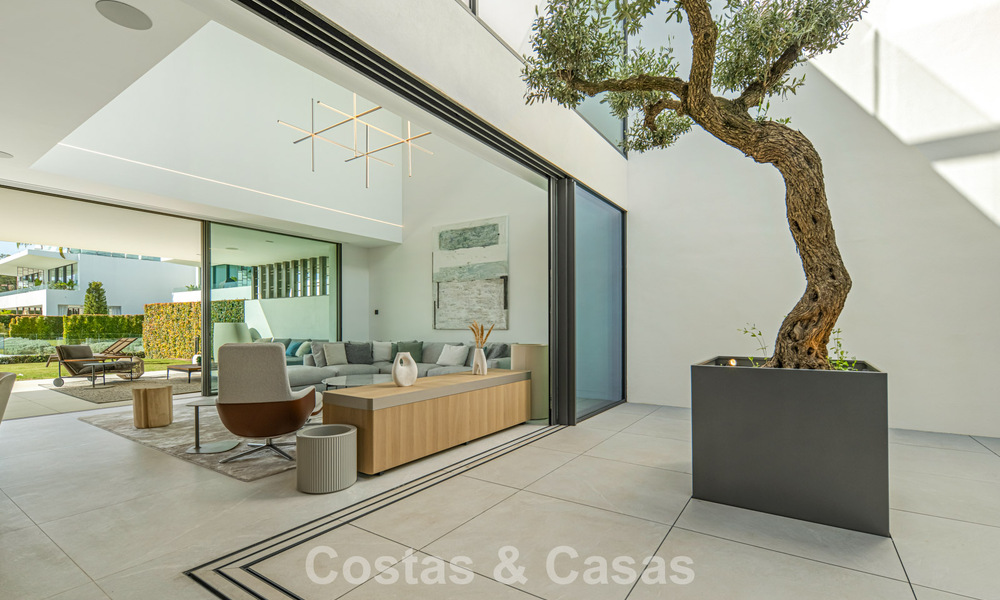 Ultramoderne halfvrijstaande villa met privétuin en -zwembad te koop aan de Golden Mile, Marbella 795034