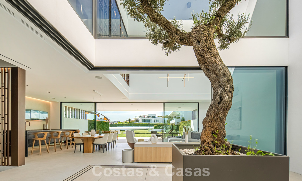 Ultramoderne halfvrijstaande villa met privétuin en -zwembad te koop aan de Golden Mile, Marbella 795035