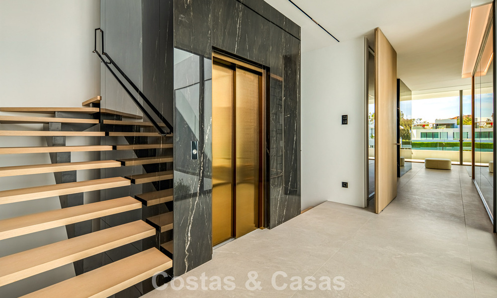 Ultramoderne halfvrijstaande villa met privétuin en -zwembad te koop aan de Golden Mile, Marbella 795041