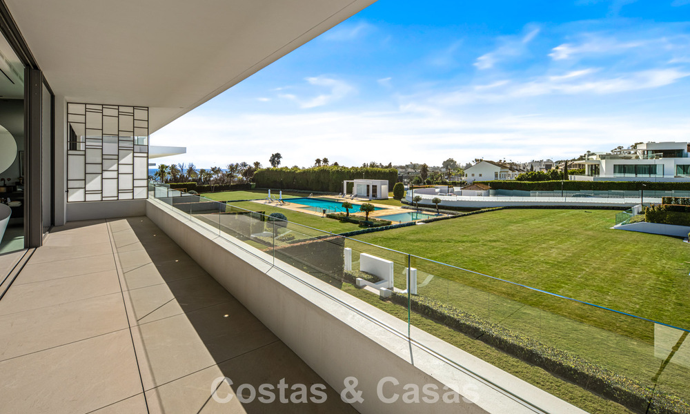 Ultramoderne halfvrijstaande villa met privétuin en -zwembad te koop aan de Golden Mile, Marbella 795063