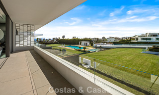 Ultramoderne halfvrijstaande villa met privétuin en -zwembad te koop aan de Golden Mile, Marbella 795063 