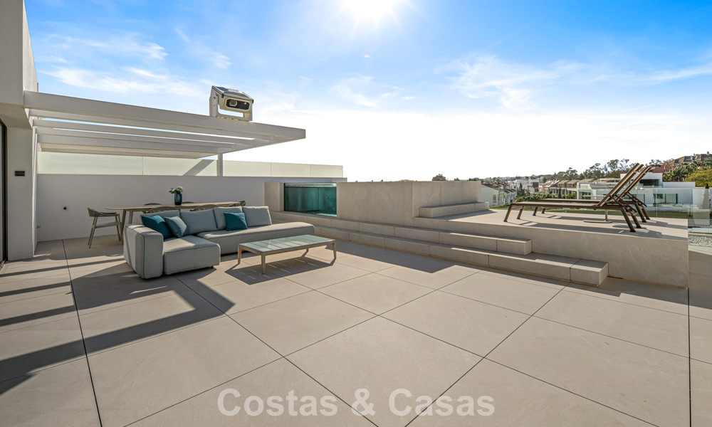 Ultramoderne halfvrijstaande villa met privétuin en -zwembad te koop aan de Golden Mile, Marbella 795065