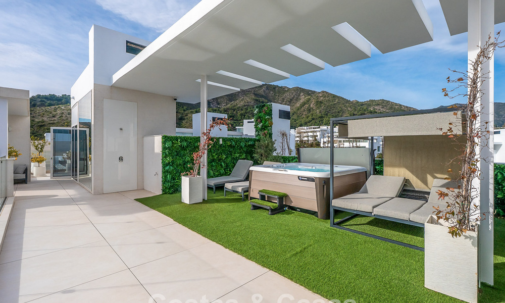 Exclusief, modern luxe penthouse met panoramisch berg- en zeezicht te koop op enkele minuten van Marbella stad 795337