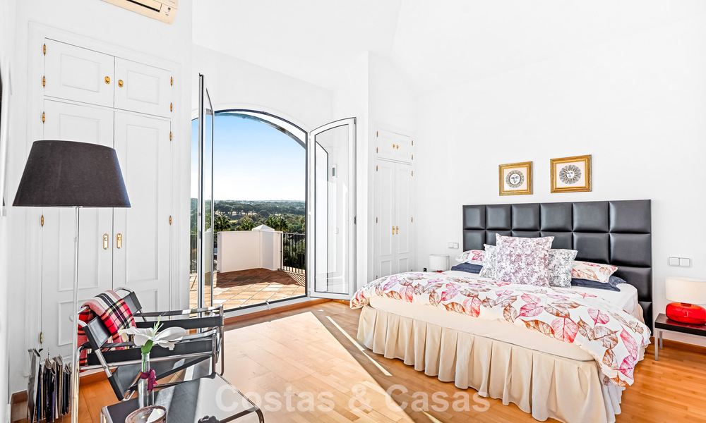 Authentieke Andalusische villa met idyllisch, panoramisch golfzicht te koop in Sotogrande Alto, Costa del Sol 795174