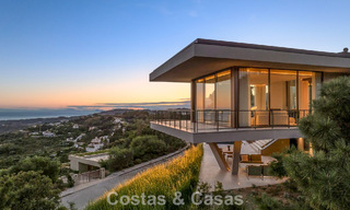 Villa met boomerangvormig ontwerp te koop in de groene heuvels van Marbella - Benahavis met uitzicht op de groene heuvels en de zee 795234 