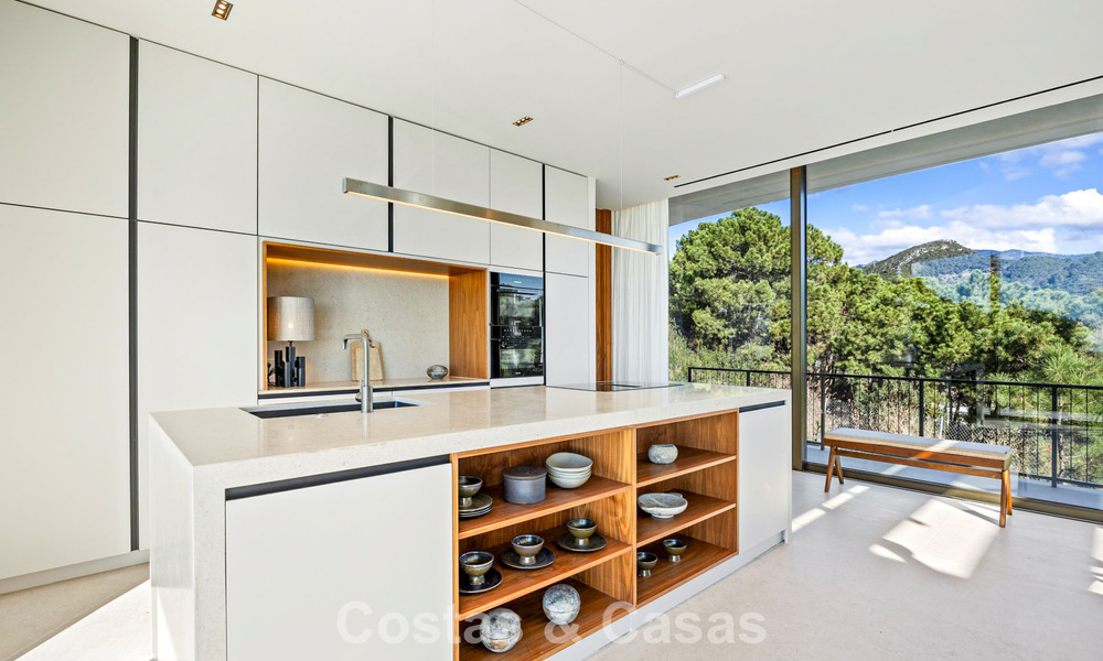 Villa met boomerangvormig ontwerp te koop in de groene heuvels van Marbella - Benahavis met uitzicht op de groene heuvels en de zee 795241