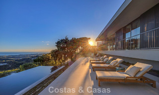 Villa met boomerangvormig ontwerp te koop in de groene heuvels van Marbella - Benahavis met uitzicht op de groene heuvels en de zee 795244 