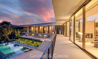 Villa met boomerangvormig ontwerp te koop in de groene heuvels van Marbella - Benahavis met uitzicht op de groene heuvels en de zee 795246 