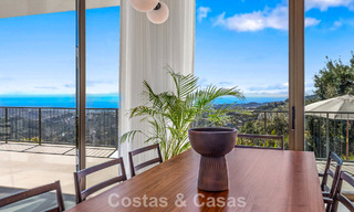 Villa met boomerangvormig ontwerp te koop in de groene heuvels van Marbella - Benahavis met uitzicht op de groene heuvels en de zee 795250 