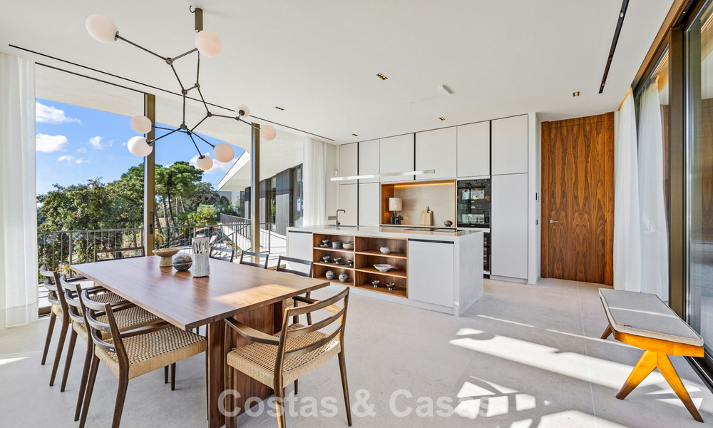 Villa met boomerangvormig ontwerp te koop in de groene heuvels van Marbella - Benahavis met uitzicht op de groene heuvels en de zee 795251