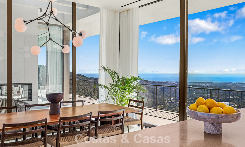 Villa met boomerangvormig ontwerp te koop in de groene heuvels van Marbella - Benahavis met uitzicht op de groene heuvels en de zee 795252
