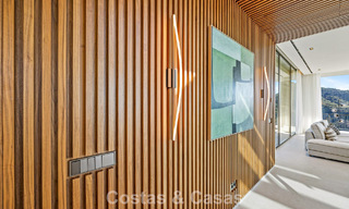 Villa met boomerangvormig ontwerp te koop in de groene heuvels van Marbella - Benahavis met uitzicht op de groene heuvels en de zee 795253 