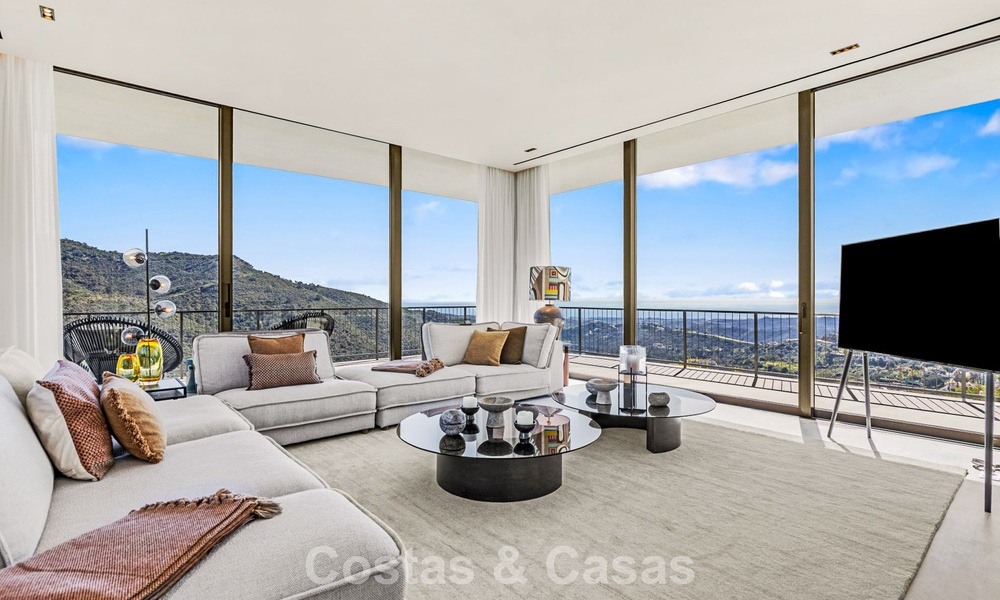 Villa met boomerangvormig ontwerp te koop in de groene heuvels van Marbella - Benahavis met uitzicht op de groene heuvels en de zee 795254