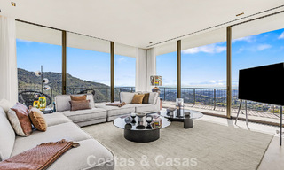 Villa met boomerangvormig ontwerp te koop in de groene heuvels van Marbella - Benahavis met uitzicht op de groene heuvels en de zee 795254 