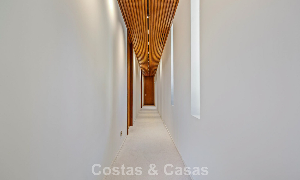 Villa met boomerangvormig ontwerp te koop in de groene heuvels van Marbella - Benahavis met uitzicht op de groene heuvels en de zee 795258