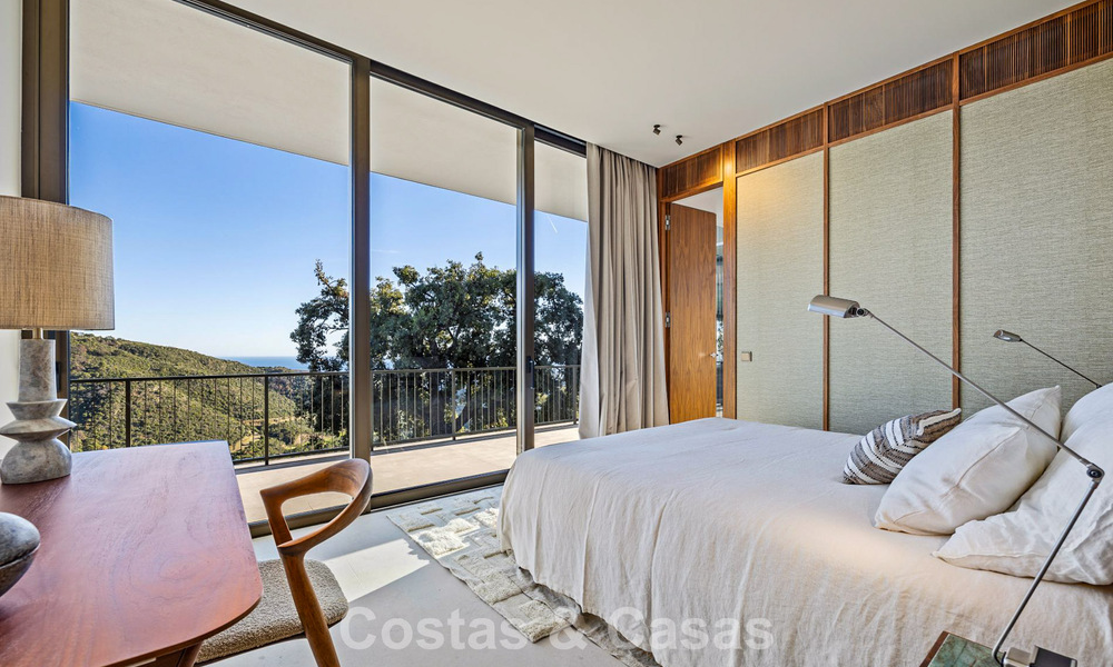 Villa met boomerangvormig ontwerp te koop in de groene heuvels van Marbella - Benahavis met uitzicht op de groene heuvels en de zee 795259