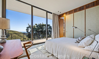 Villa met boomerangvormig ontwerp te koop in de groene heuvels van Marbella - Benahavis met uitzicht op de groene heuvels en de zee 795259 