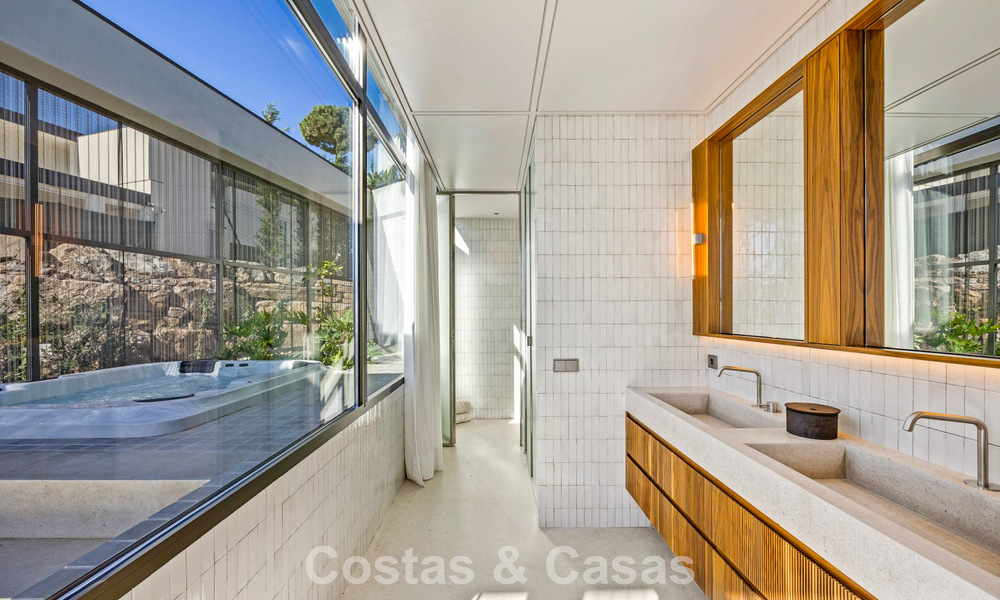 Villa met boomerangvormig ontwerp te koop in de groene heuvels van Marbella - Benahavis met uitzicht op de groene heuvels en de zee 795261