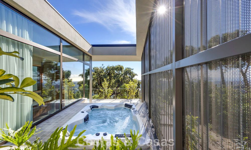 Villa met boomerangvormig ontwerp te koop in de groene heuvels van Marbella - Benahavis met uitzicht op de groene heuvels en de zee 795262
