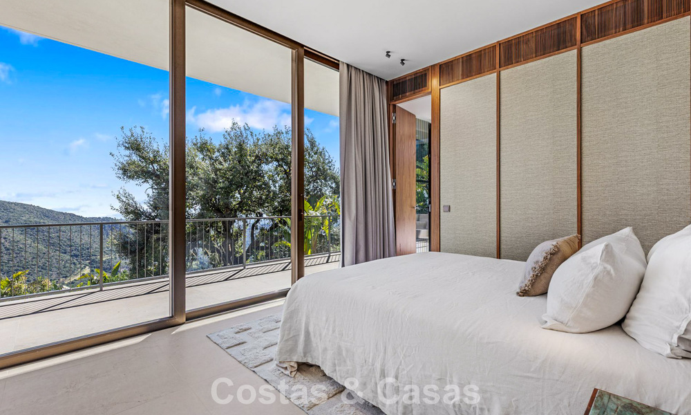 Villa met boomerangvormig ontwerp te koop in de groene heuvels van Marbella - Benahavis met uitzicht op de groene heuvels en de zee 795263