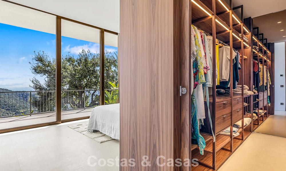 Villa met boomerangvormig ontwerp te koop in de groene heuvels van Marbella - Benahavis met uitzicht op de groene heuvels en de zee 795264