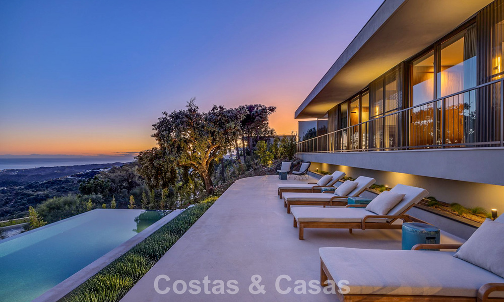 Villa met boomerangvormig ontwerp te koop in de groene heuvels van Marbella - Benahavis met uitzicht op de groene heuvels en de zee 795266