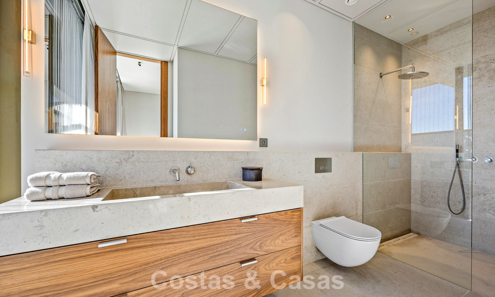 Villa met boomerangvormig ontwerp te koop in de groene heuvels van Marbella - Benahavis met uitzicht op de groene heuvels en de zee 795267