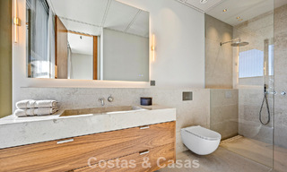 Villa met boomerangvormig ontwerp te koop in de groene heuvels van Marbella - Benahavis met uitzicht op de groene heuvels en de zee 795267 