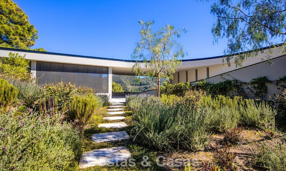 Villa met boomerangvormig ontwerp te koop in de groene heuvels van Marbella - Benahavis met uitzicht op de groene heuvels en de zee 795268