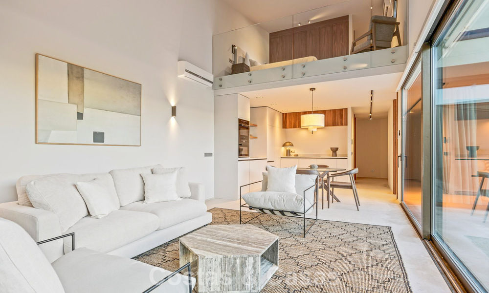 Villa met boomerangvormig ontwerp te koop in de groene heuvels van Marbella - Benahavis met uitzicht op de groene heuvels en de zee 795269