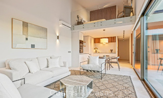 Villa met boomerangvormig ontwerp te koop in de groene heuvels van Marbella - Benahavis met uitzicht op de groene heuvels en de zee 795269 