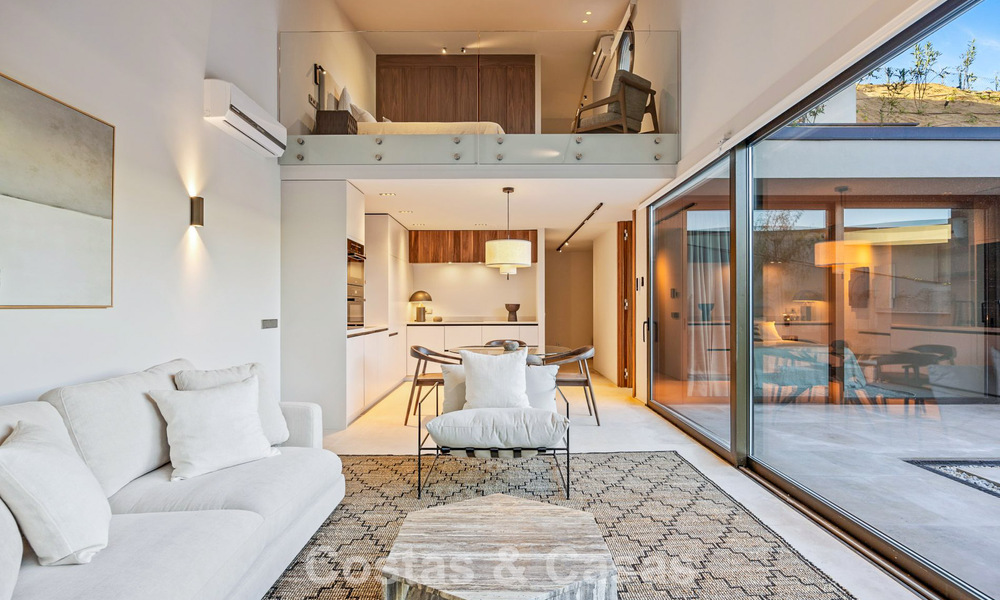 Villa met boomerangvormig ontwerp te koop in de groene heuvels van Marbella - Benahavis met uitzicht op de groene heuvels en de zee 795271