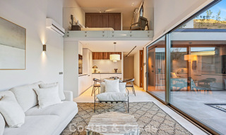 Villa met boomerangvormig ontwerp te koop in de groene heuvels van Marbella - Benahavis met uitzicht op de groene heuvels en de zee 795271 