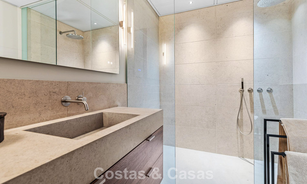 Villa met boomerangvormig ontwerp te koop in de groene heuvels van Marbella - Benahavis met uitzicht op de groene heuvels en de zee 795273