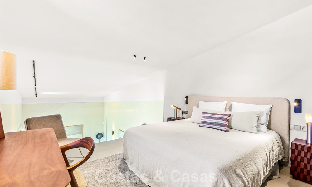 Villa met boomerangvormig ontwerp te koop in de groene heuvels van Marbella - Benahavis met uitzicht op de groene heuvels en de zee 795274