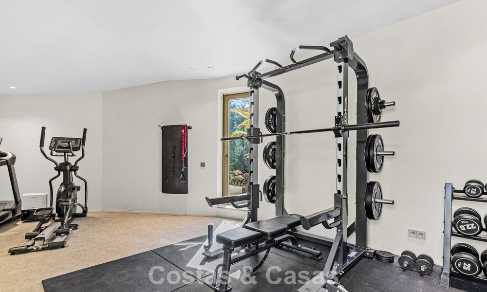 Villa met boomerangvormig ontwerp te koop in de groene heuvels van Marbella - Benahavis met uitzicht op de groene heuvels en de zee 795275