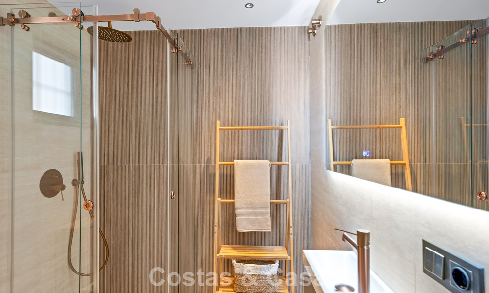 Stijlvol gemoderniseerd herenhuis te koop op wandelafstand van het strand in Puerto Banus, Marbella 795305