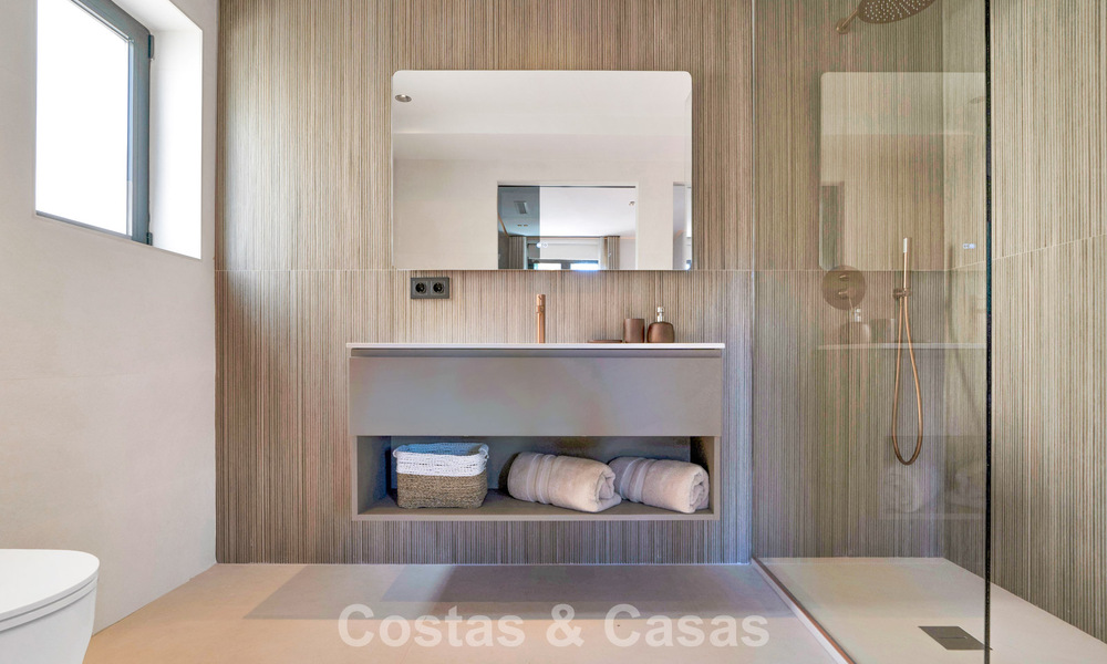 Stijlvol gemoderniseerd herenhuis te koop op wandelafstand van het strand in Puerto Banus, Marbella 795318