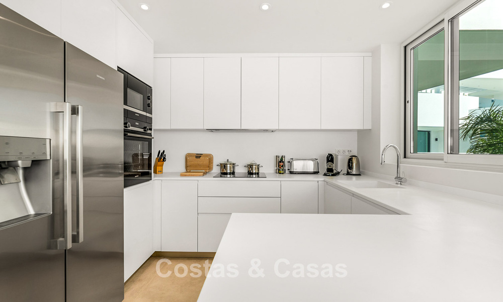 Instapklaar, avant-gardist appartement met subliem zeezicht te koop op luttele minuten van Marbella stad 795351