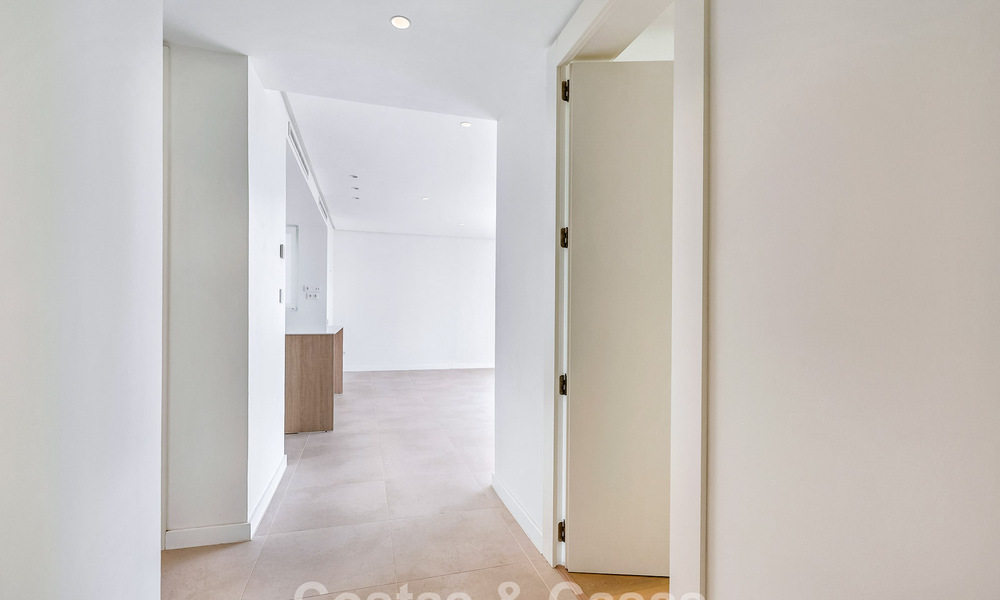 Lichtrijk appartement met zeezicht te koop in een resort-stijl complex op korte afstand van Marbella stad 795367