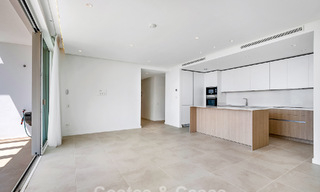 Lichtrijk appartement met zeezicht te koop in een resort-stijl complex op korte afstand van Marbella stad 795369 