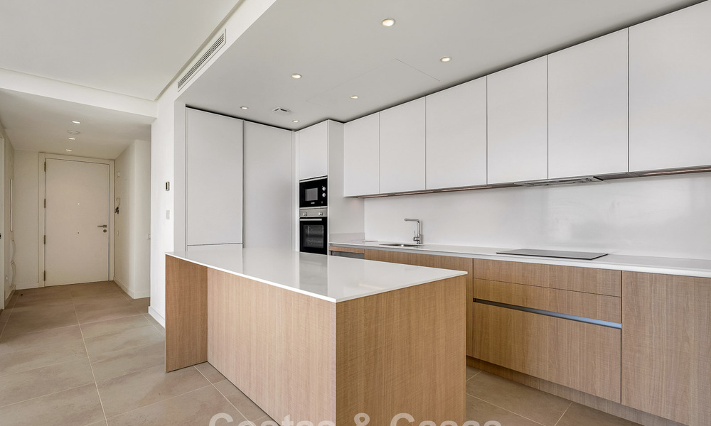 Lichtrijk appartement met zeezicht te koop in een resort-stijl complex op korte afstand van Marbella stad 795370
