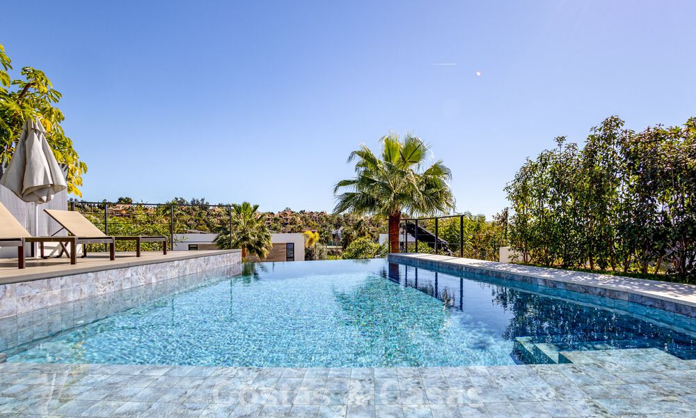 Instapklare, moderne villa op loopafstand van een golfclubhuis op de New Golden Mile tussen Marbella en Estepona 795379