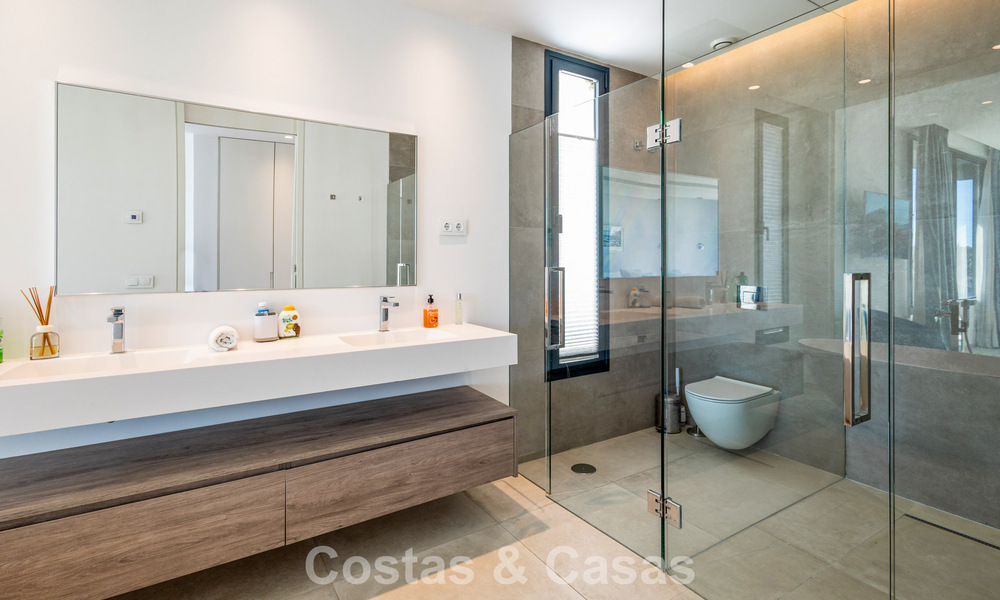 Instapklare, moderne villa op loopafstand van een golfclubhuis op de New Golden Mile tussen Marbella en Estepona 795382